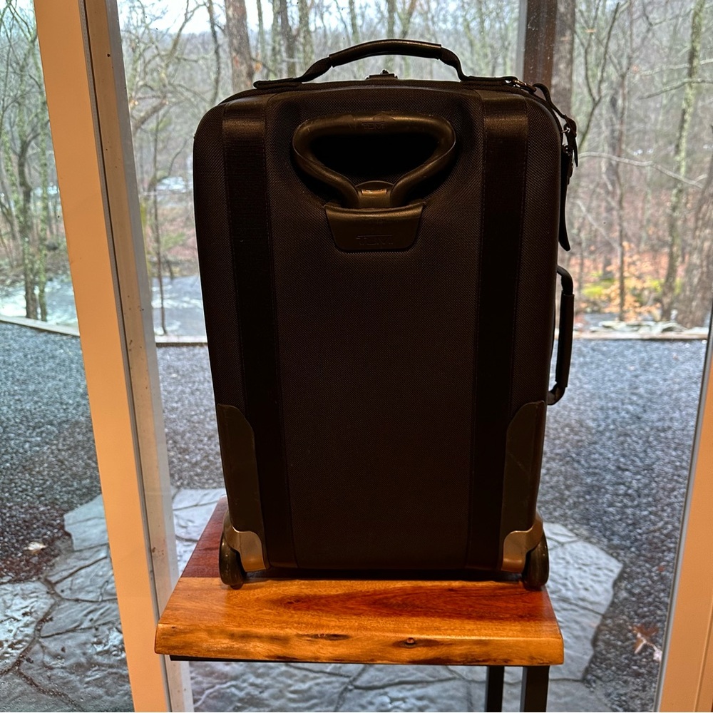 Tumi carry on suitcase - Picture 5 of 8